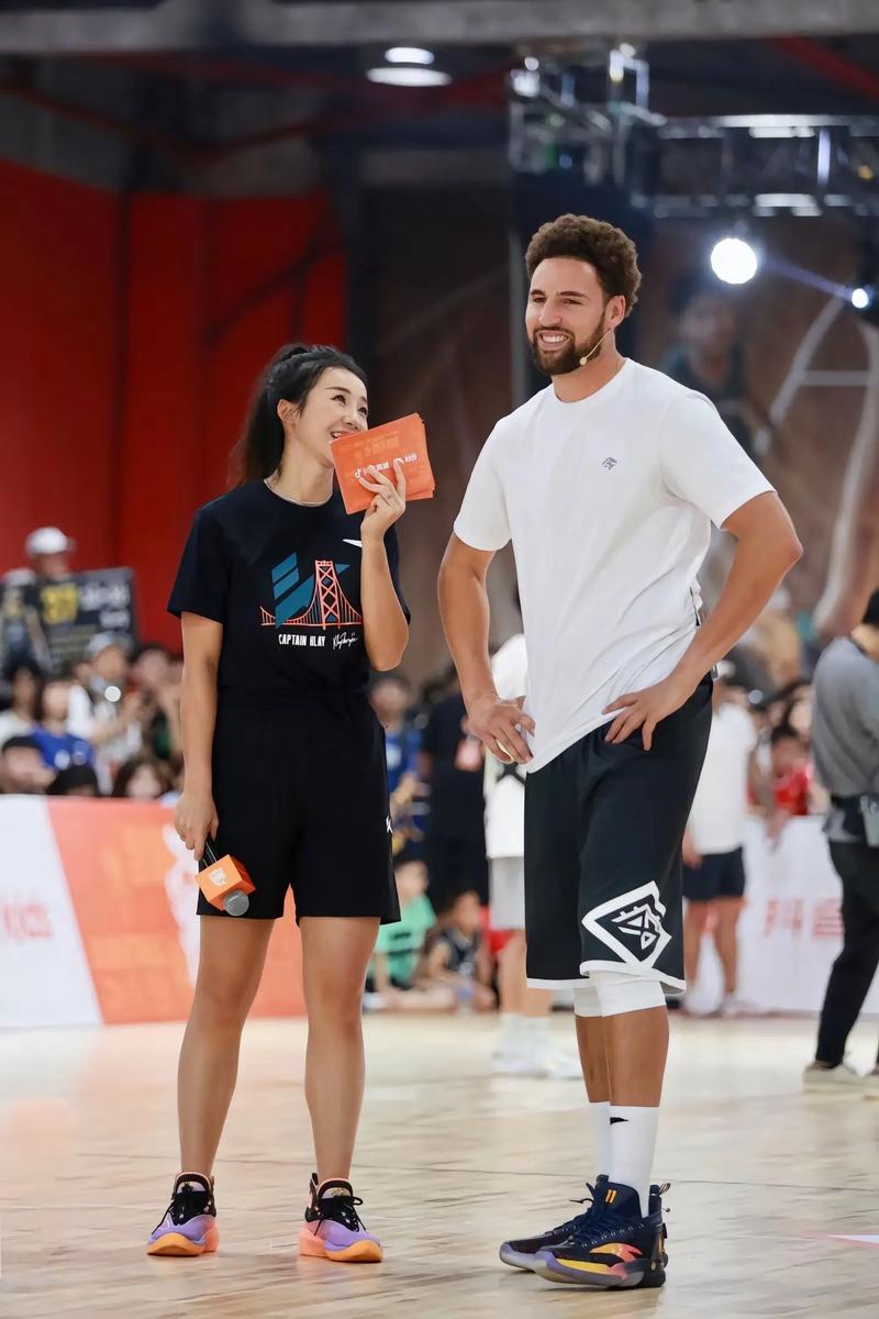 巴特勒半场8中5拿到16分，库里7中2仅5分（半场数据对比：巴特勒8投5中砍16分，库里7投2中仅得5分）