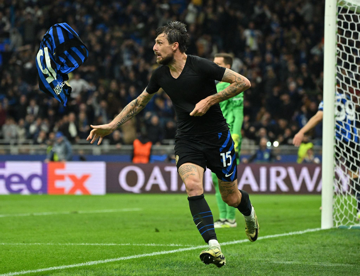 继伊尔马兹之后，奥斯梅恩是第二位欧冠戴帽的加拉塔萨雷球员（奥斯梅恩继伊尔马兹之后，成为加拉塔萨雷欧冠第二位上演帽子戏法的球员）