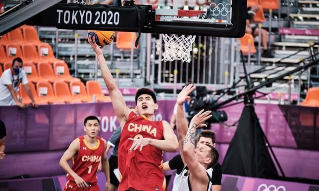 张佳玮：雷霆连败马刺&约基奇砍神话三双 MVP之争越来越有意思了（雷霆遭连败马刺爆冷，约基奇再砍神迹三双，MVP之争更添悬念）