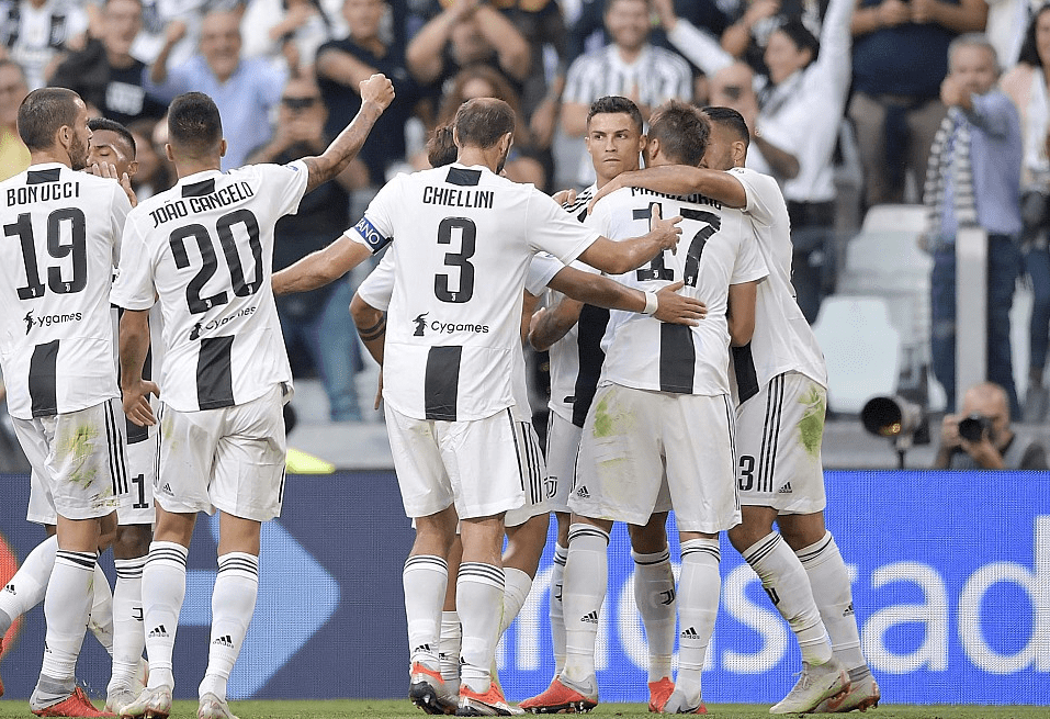 太阳报：里奇的主持人女友亮相米兰德比，透视装造型引发热议（太阳报称：里奇的主持人女友出席米兰德比，身着透视装引发热议）