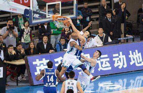 库里：斯潘塞每次上场都带着120%的自信，他成功把握了机会（库里盛赞斯潘塞：每次登场都信心爆棚，成功抓住了机会）