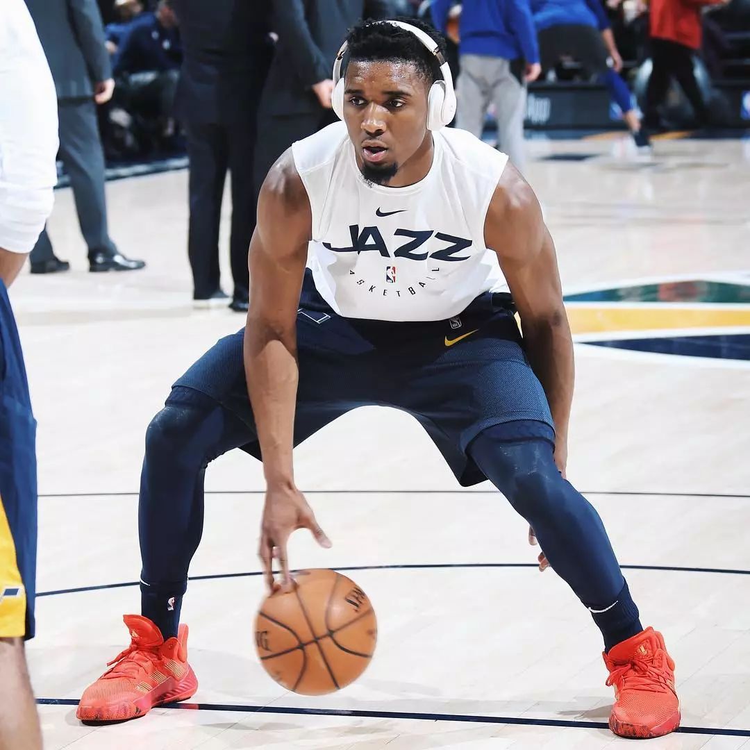 火箭后卫霍勒迪2罚1中送快船机会，但巴图姆发球违例失误（火箭后卫霍勒迪两罚仅中一球给快船留下生机，巴图姆界外球违例葬送良机）